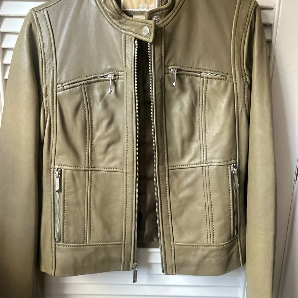 NWOT Michael Kors Med ladies green leather lined jacket.